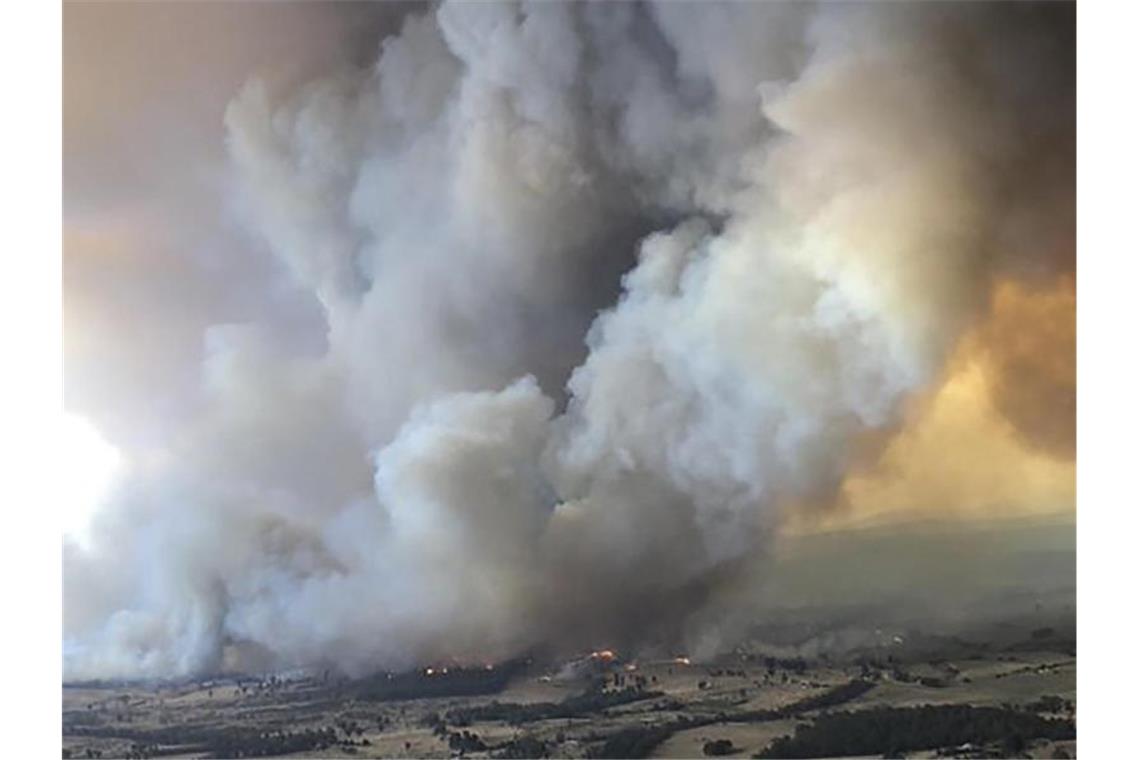 Morrison lässt 3000 Reservisten gegen Buschfeuer kämpfen Schon seit Oktober 2019 dauern die australischen Buschbrände an. Foto: Glen Morey/Glen Morey/dpa