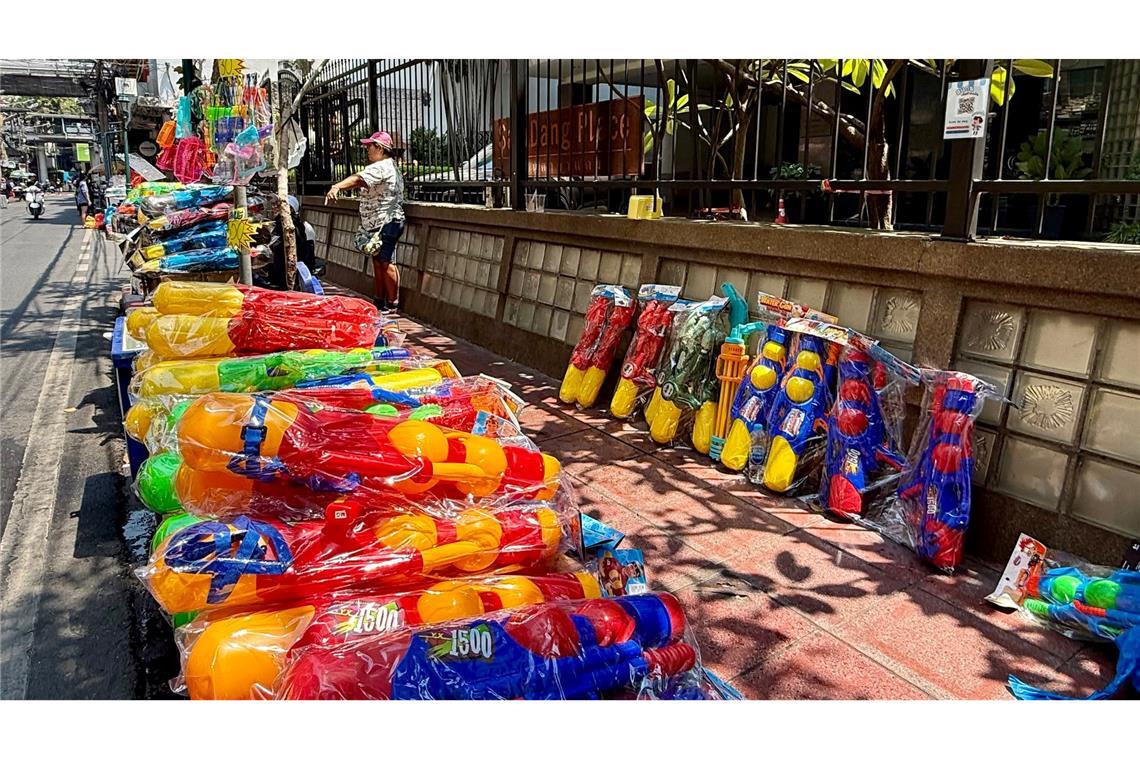 Schon seit Tagen standen landesweit kunterbunte Wasserpistolen zum Verkauf.