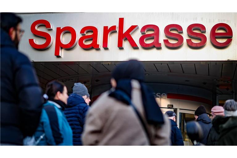 Schon vor 9.00 Uhr hatten sich vor der Filiale im Stadtteil Buer etwa 20 Wartende eingefunden.