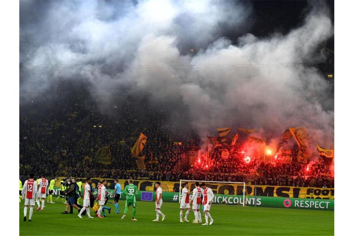 Schon vor dem Anpfiff zündelten Fans beider Clubs reichlich Pyro ab. Foto: Bernd Thissen/dpa