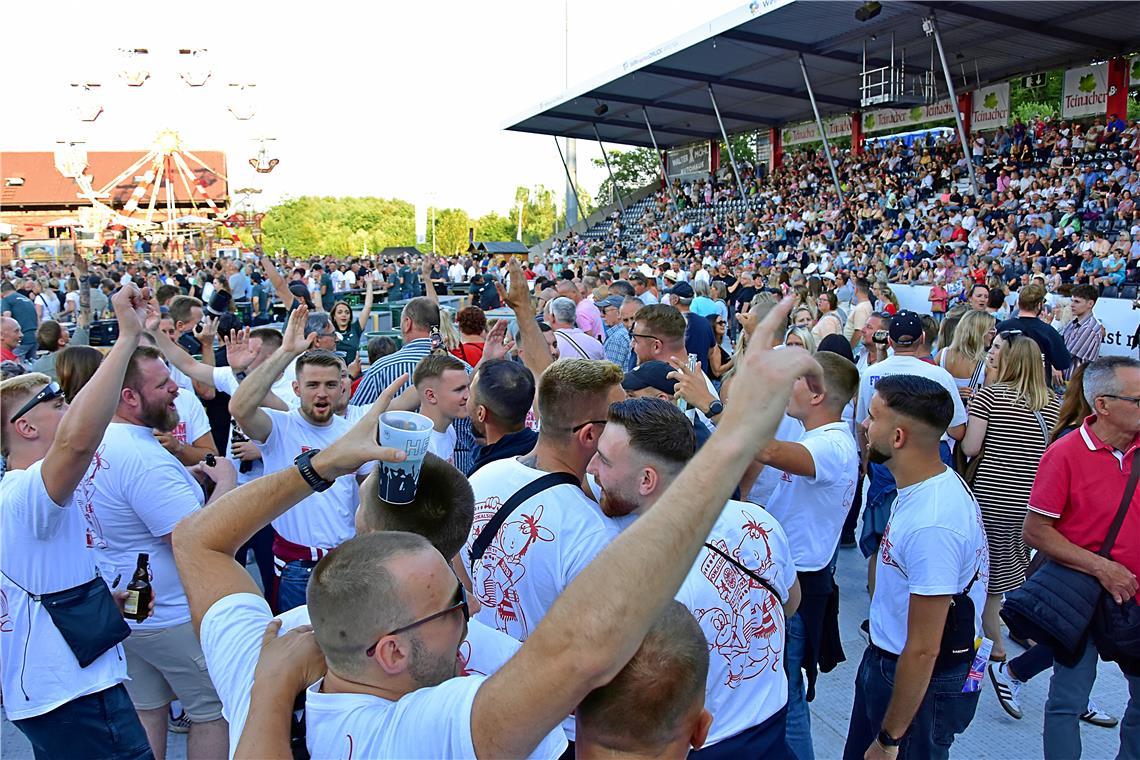 Schon vor dem Konzert herrscht ausgelassene Stimmung unter den Berg-Fans in der ...
