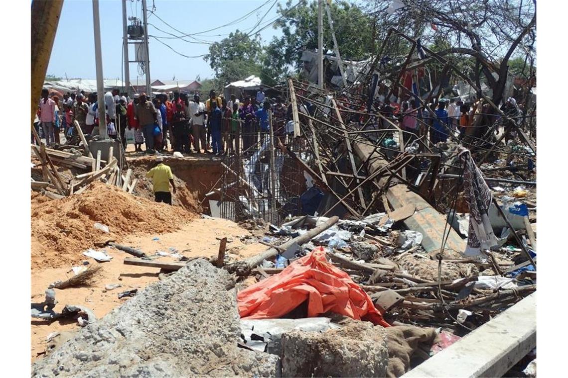 Schon vor einer Woche hatte es in Mogadischu einen verheerenden Sprengstoffanschlag gegeben - die Polizei sprach in einer vorläufigen Opferbilanz von knapp 100 Toten. Foto: Abdirahman Mohamed/dpa/Archiv