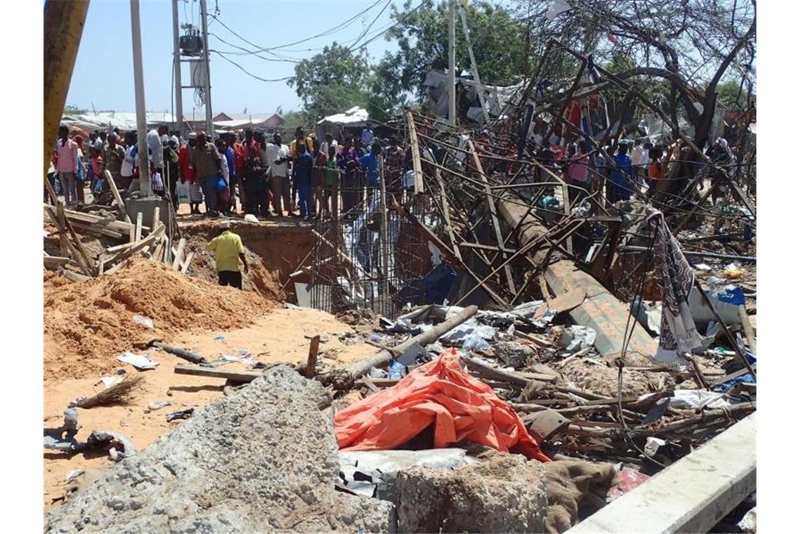 Dschihadisten-Anschlag in Mogadischu: Mindestens drei Tote Schon vor einer Woche hatte es in Mogadischu einen verheerenden Sprengstoffanschlag gegeben - die Polizei sprach in einer vorläufigen Opferbilanz von knapp 100 Toten. Foto: Abdirahman Mohamed/dpa/Archiv