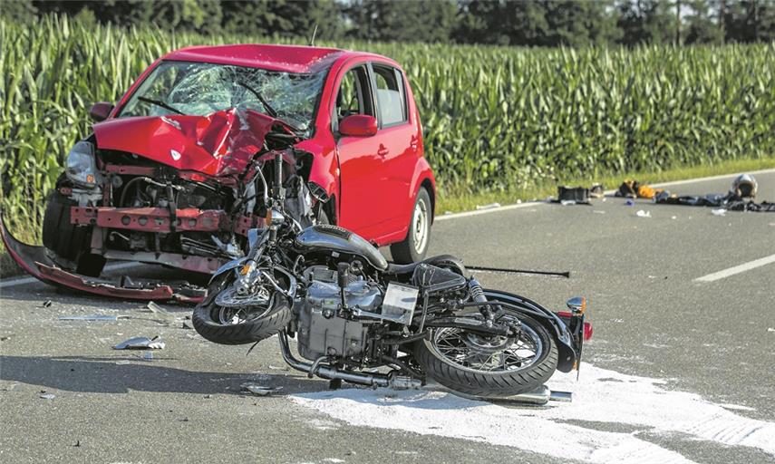 SCHORNDORF (pol). Ein schwerer Motorradunfall mit einem lebensgefährlich Verletzten und zwei Leichtverletzten hat sich am Samstag bei Unterberken ereignet. Gegen 17.45 Uhr fuhr ein 62 Jahre alter Motorradfahrer von Unterberken in Richtung Wangen. Etwa einen Kilometer nach Unterberken geriet er laut Polizeibericht vermutlich infolge eines Fahrfehlers in einer Rechtskurve nach links auf die Gegenfahrbahn und prallte frontal in einen Daihatsu, der von einem 57 Jahre alten Mann gelenkt wurde. Durch die Wucht des Aufpralles wurde der Motorradfahrer gegen die Windschutzscheibe und auf das Fahrzeugdach geschleudert. Er kam schließlich hinter dem Auto auf der Fahrbahn zum Liegen. Der 62-jährige Mann wurde lebensgefährlich verletzt und mit einem Rettungshubschrauber in eine Klinik geflogen. Der Autofahrer sowie sein 49 Jahre alter Mitfahrer wurden leicht verletzt. Der Sachschaden beläuft sich auf etwa 10000 Euro. Für die Dauer der Unfallaufnahme wurde die Landesstraße in beide Fahrtrichtungen gesperrt. Zur Klärung der Unfallursache wurde ein Gutachter hinzugezogen. Foto: 7aktuell/Simon Adomat