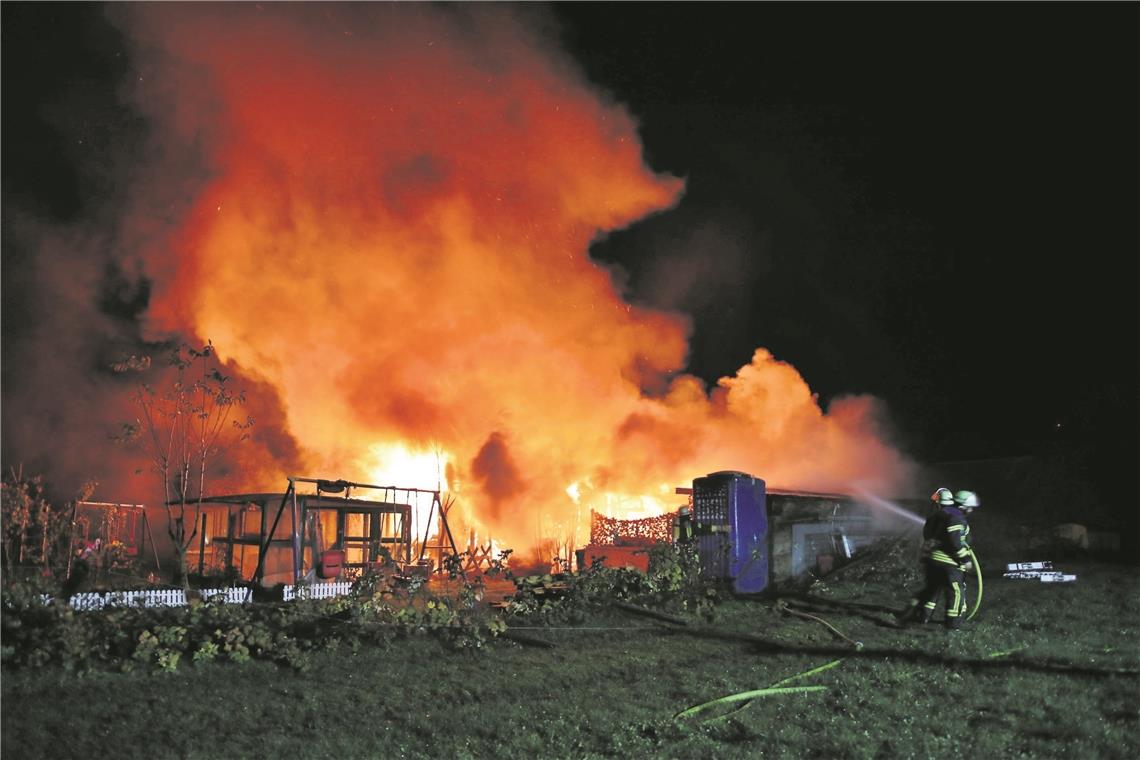 SCHORNDORF (pol/not). Heute kurz nach Mitternacht meldete ein Zeuge den Brand einer Gartenhütte im Bereich Waiblinger Straße. Kurz zuvor hielten sich auf dem Grundstück noch mehrere Personen auf und hatten einen Räucherofen in Betrieb. Dieser loderte noch, als die Personen das Areal verließen. Bislang ist unklar, wie das Feuer auf das Gartenhaus übergreifen konnte. Durch den Brand sprang das Feuer auf eine weitere Gartenhütte des Nachbargrundstücks über. Personen kamen nicht zu Schaden. Der Sachschaden beläuft sich auf etwa 10000 Euro. Der Eigentümer der Gartenhütte muss sich nun wegen fahrlässiger Brandstiftung verantworten. Hinsichtlich der Brandursache dauern die polizeilichen Ermittlungen noch an. Die Feuerwehren waren mit starken Kräften im Einsatz.Foto: 7aktuell/Lermer