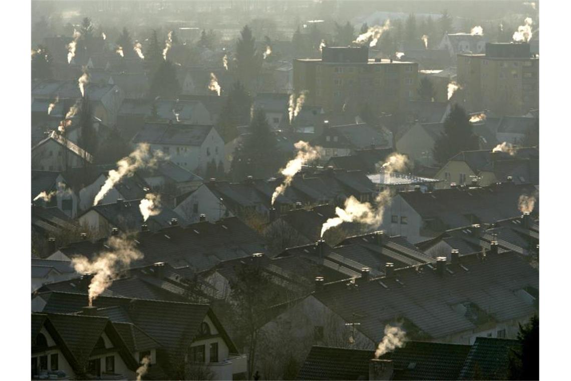 Schornsteine im Mainzer Stadtteil Laubenheim: Auch das Heizen im Winter ist eine bedeutende CO2-Quelle. Foto: Frank May
