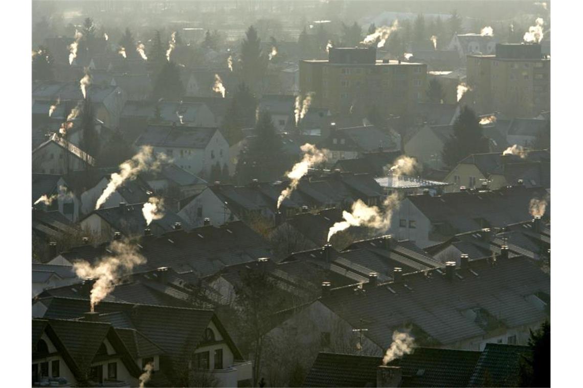 „Wirtschaftsweise“ wollen Heizen und Verkehr teurer machen Schornsteine im Mainzer Stadtteil Laubenheim: Auch das Heizen im Winter ist eine bedeutende CO2-Quelle. Foto: Frank May