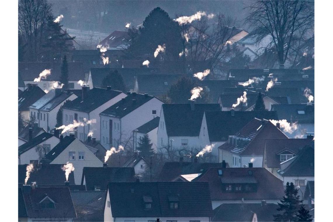 Zuckerbrot und Peitsche: „Klimaprämie“ und „CO2-Preis“ Schornsteine rauchen auf den Dächern der Häuser. Im Herbst sollen konkrete Maßnahmen und Gesetze für mehr Klimaschutz kommen. Foto: Armin Weigel/Archiv