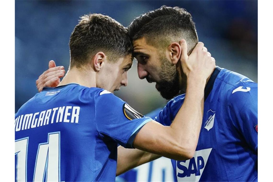 Jubel in Hoffenheim: Sieg gegen Roter Stern Belgrad Schossen Hoffenheim zum Heimsieg gegen Belgrad: Christoph Baumgartner (l) und Munas Dabbur. Foto: Uwe Anspach/dpa
