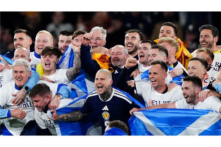 Schottische Spieler feiern nach dem Sieg.