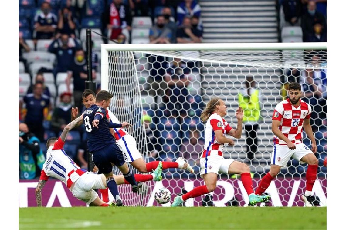 Schottlands Callum McGregor (l) erzielt das 1:1. Foto: Andrew Milligan/PA Wire/dpa