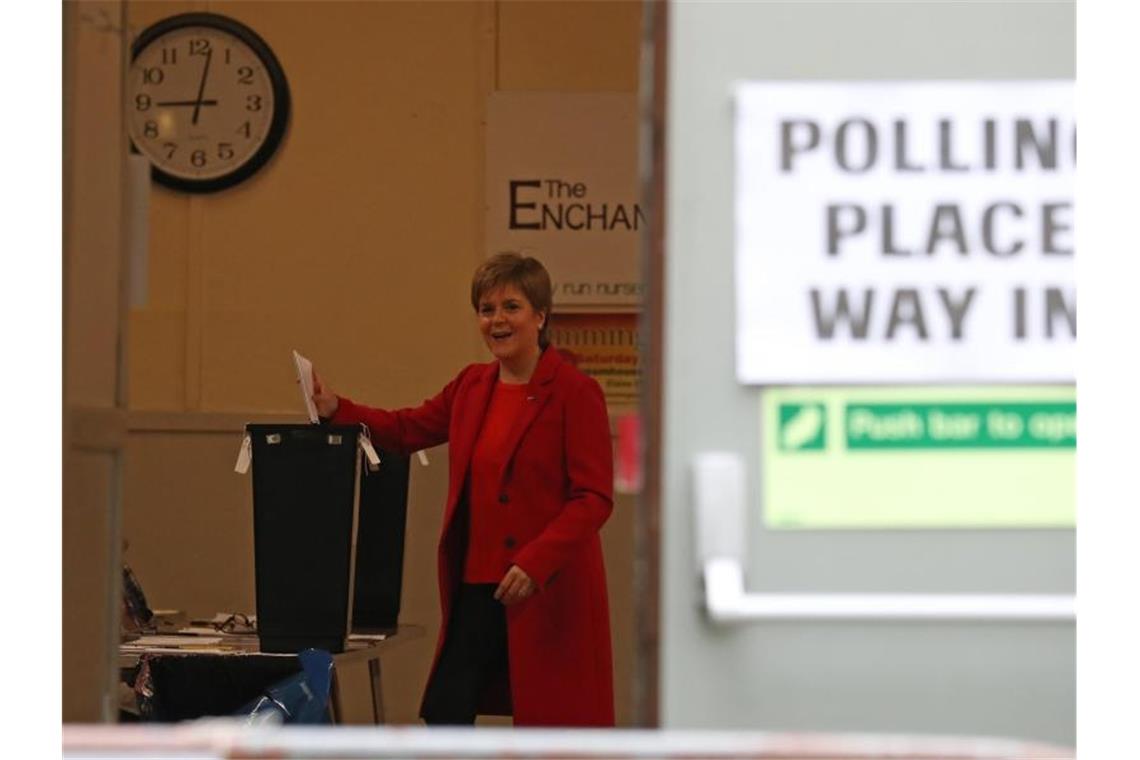 Schottlands Regierungschefin Nicola Sturgeon gibt ihre Stimme in der Broomhouse Park Community Hall in Edinburgh ab. Foto: Andrew Milligan/PA Wire