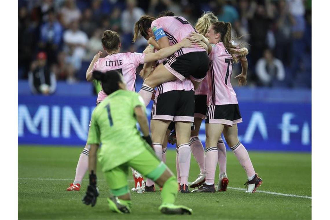 Schottlands Spielerinnen feiern das dritte Tor - doch das reichte ihnen nicht. Foto: Alessandra Tarantino/AP