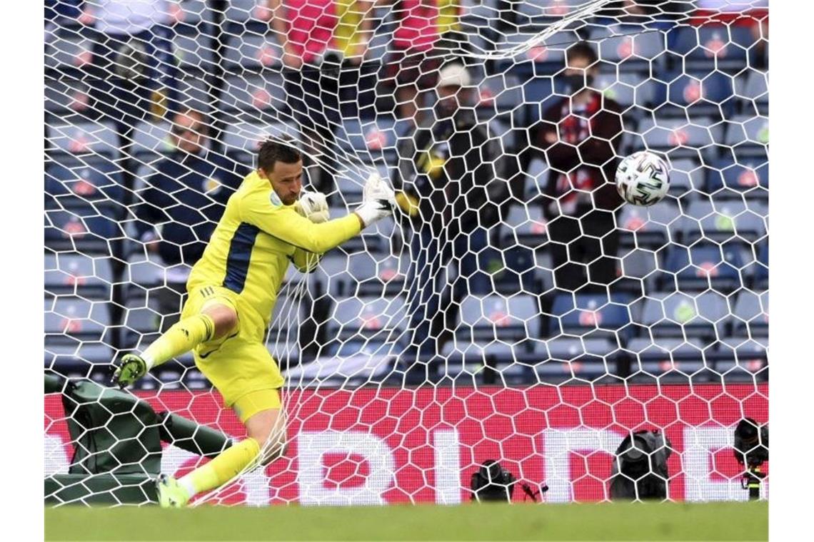 Schottlands Torhüter David Marshall kommt beim 2:0 zu spät und landet mit im Netz. Foto: Stu Forster/Getty Pool/AP/dpa