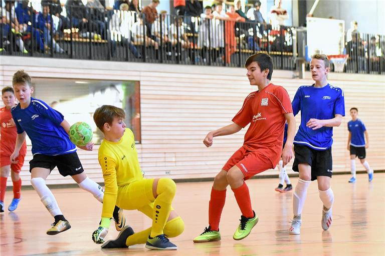 Schrammten beim eigenen Hallenturnier in der Katharinenplaisirhalle knapp am Einzug ins Halbfinale vorbei: Die U-13-Fußballer der TSG Backnang (rote Trikots). Foto: T. Sellmaier