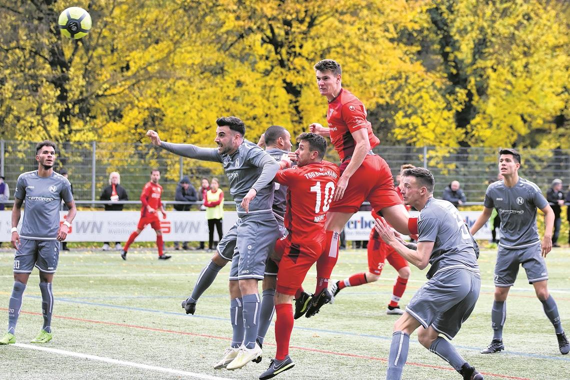 Schraubte sich in die Höhe und rammte die Kugel zum 2:1 für Backnang ins Gmünder Gehäuse: TSG-Abwehrspieler Michl Bauer. Foto: T. Sellmaier