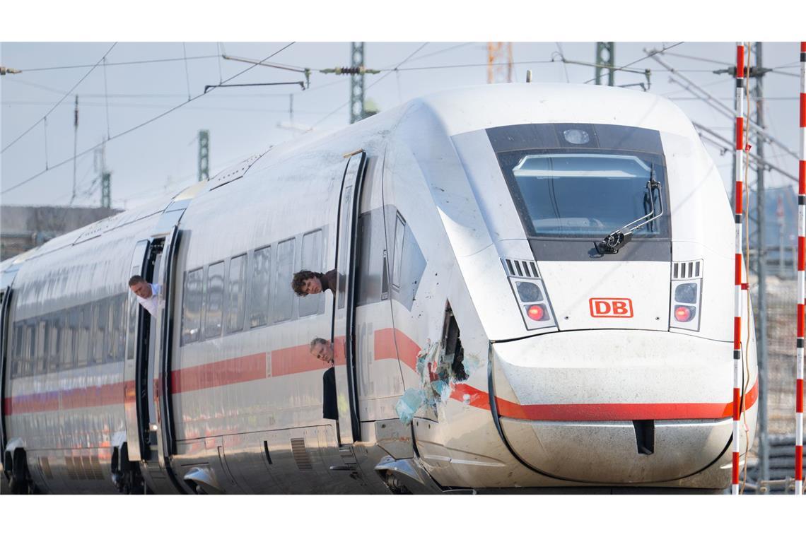 ICE fährt gegen Baggerarm - Baggerfahrer verletzt