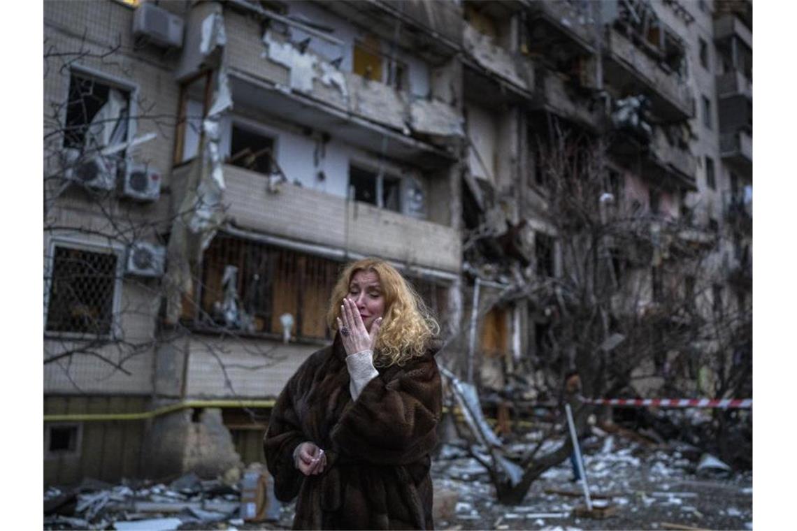 Die Angst vor dem Dritten Weltkrieg ist zurück Schrecken des Krieges: Ein Raketenangriff der russischen Truppen zerstörte dieses Wohnhaus in Kiew. Foto: Emilio Morenatti/AP/dpa