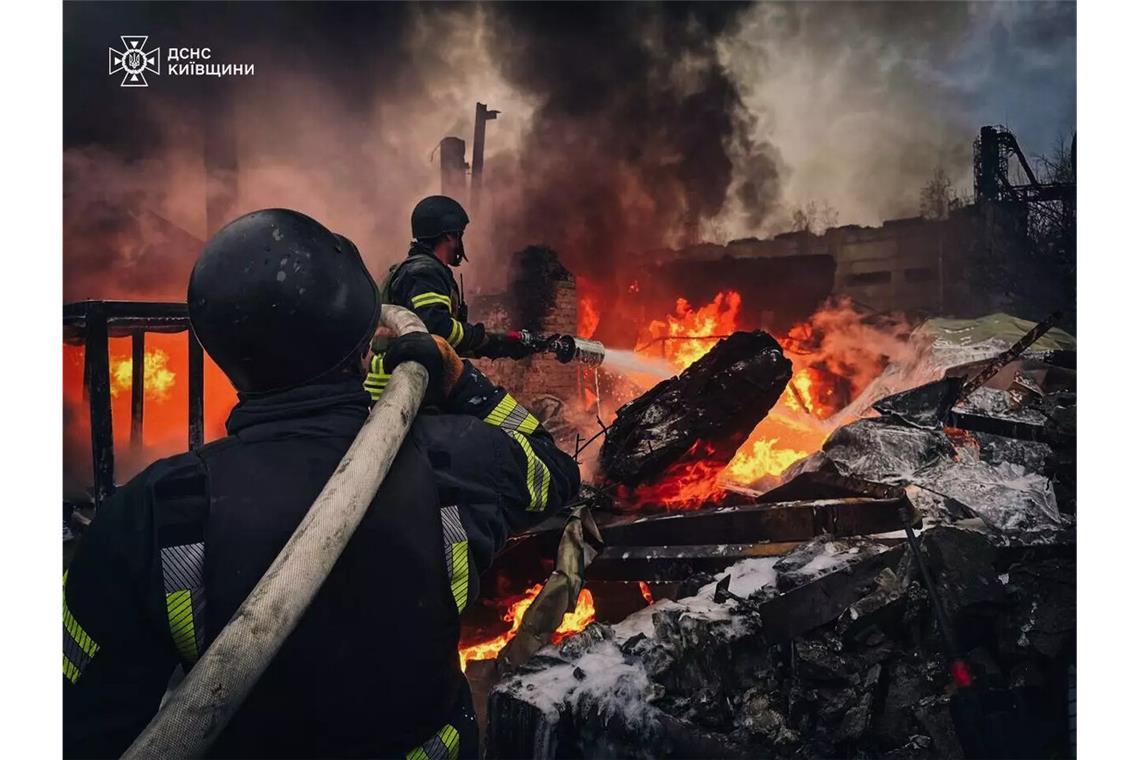 Schrecklicher Alltag in der Ukraine: Feuerwehrleute im Einsatz nach russischen Luftangriffen auf zivile Ziele.