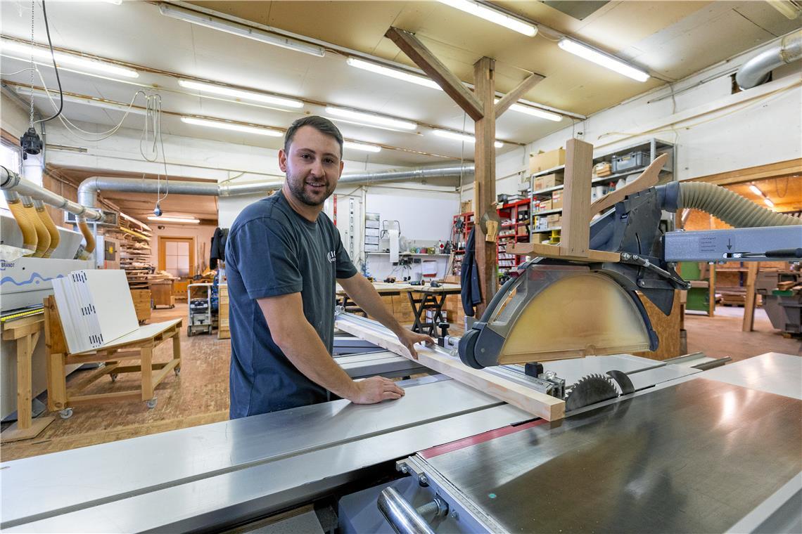 Schreinermeister Lars Selig hat die Schreinerei in Sulzbach-Bartenbach von seinem früheren Chef übernommen. Foto: Alexander Becher