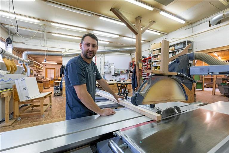 Schreinermeister Lars Selig hat die Schreinerei in Sulzbach-Bartenbach von seinem früheren Chef übernommen. Foto: Alexander Becher