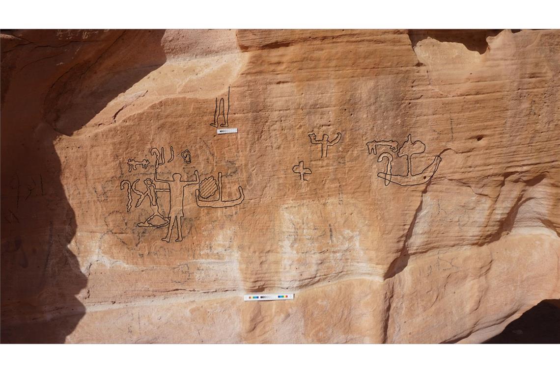 Schreitender Mann in Siegerpose mit erhobenen Armen, links ein kniender Unterworfener, gefesselt und verwundet. Das Boot symbolisiert Dominanz; Inschrift nennt Gott Min, Herrscher des Kupfers.