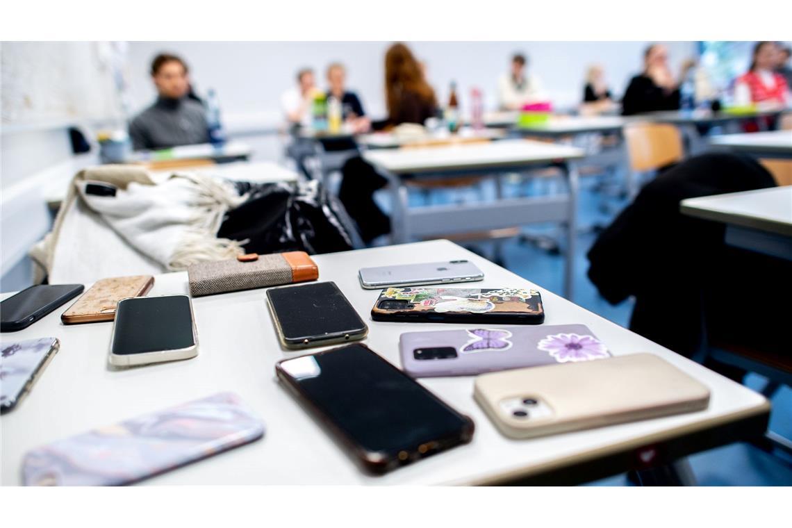 Smartphone in der Schule - was dafür und was dagegen spricht Schriftliche Abi-Prüfung - die Handys werden vorher eingesammelt. (Symbolbild)