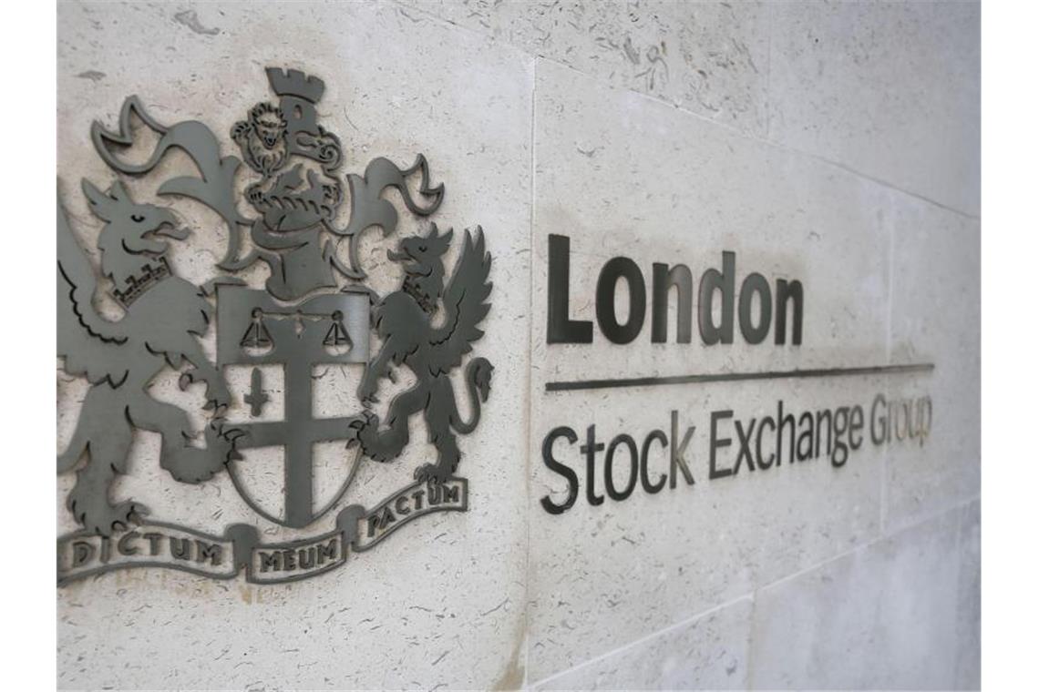 Hongkonger Börse bläst Übernahme von Londoner Rivalen ab Schriftzug am Eingang der Börse in der Paternoster Row in London. Foto: Philip Toscano/Press Association/dpa