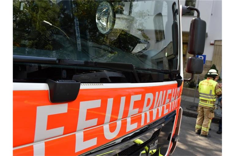 Schriftzug der Feuerwehr auf einem Einsatzfahrzeug. Foto: Jens Kalaene/dpa-Zentralbild/dpa/Symbolbild