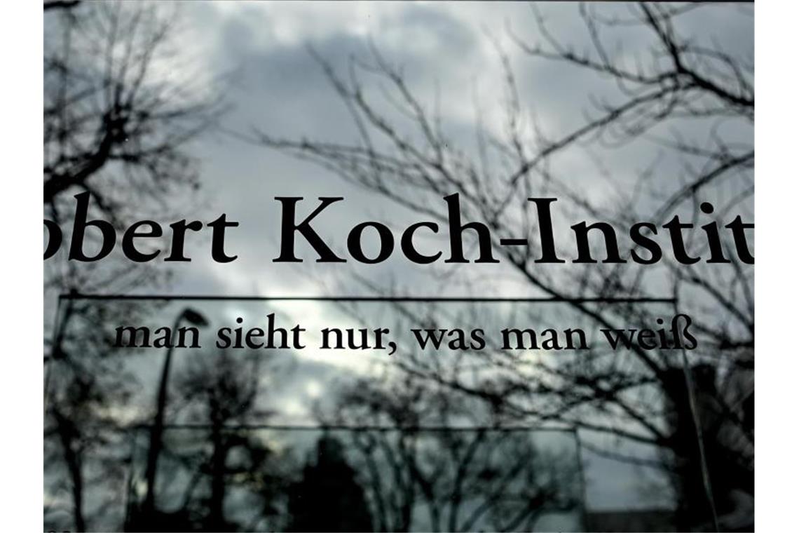 Schriftzug des Robert Koch-Instituts vor dem Hauptsitz der Bundesoberbehörde für Gesundheitspflege in Berlin. Foto: Britta Pedersen/dpa-Zentralbild/dpa