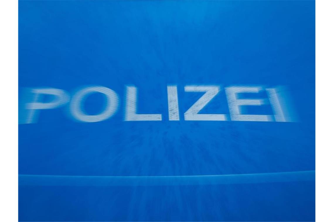 Schriftzug „Polizei“ auf der Motorhaube eines Funkstreifenwagens. Foto: Jens Büttner/dpa-Zentralbild/dpa/Symbolbild