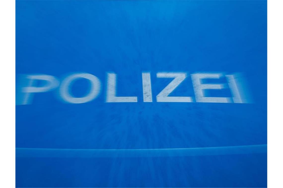 Betrunkener Mann wählt mehrmals ohne Grund den Notruf Schriftzug „Polizei“ auf der Motorhaube eines Funkstreifenwagens. Foto: Jens Büttner/dpa-Zentralbild/dpa/Symbolbild