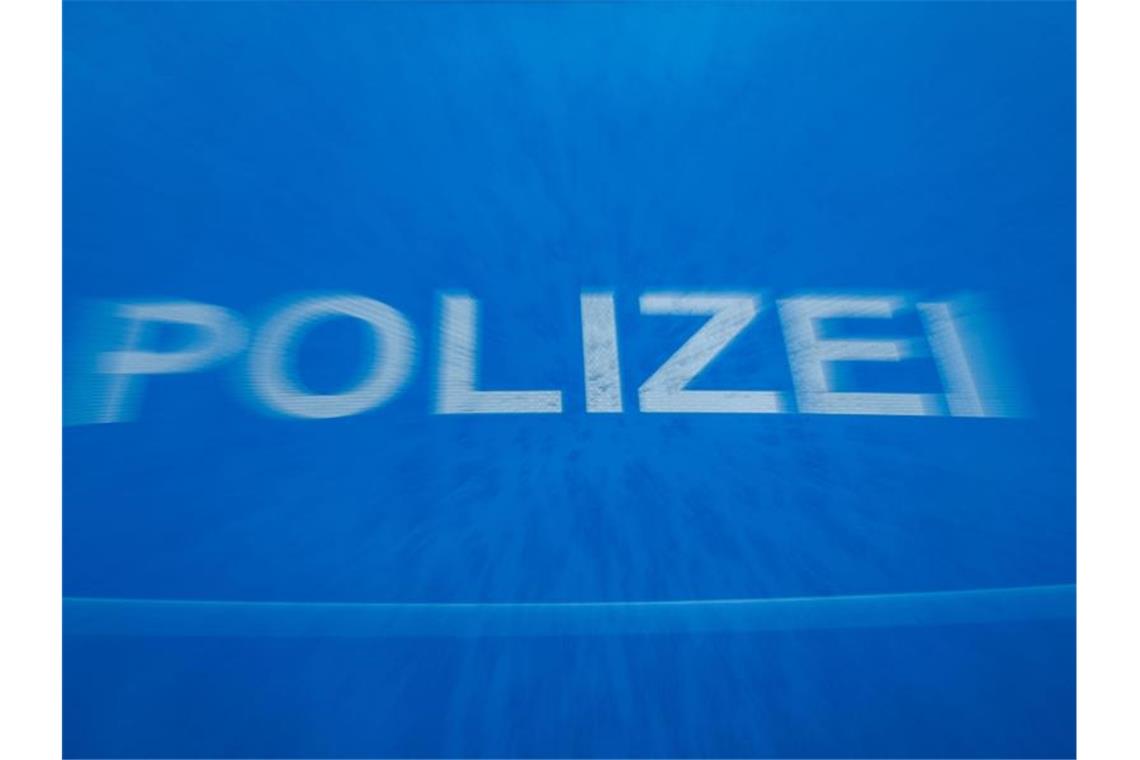 Bulle flieht von Schlachthof-Gelände Schriftzug „Polizei“ auf der Motorhaube eines Funkstreifenwagens. Foto: Jens Büttner/dpa-Zentralbild/dpa/Symbolbild