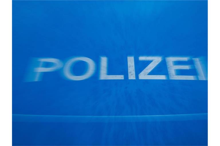 Schriftzug „Polizei“ auf der Motorhaube eines Funkstreifenwagens. Foto: Jens Büttner/dpa-Zentralbild/dpa/Symbolbild