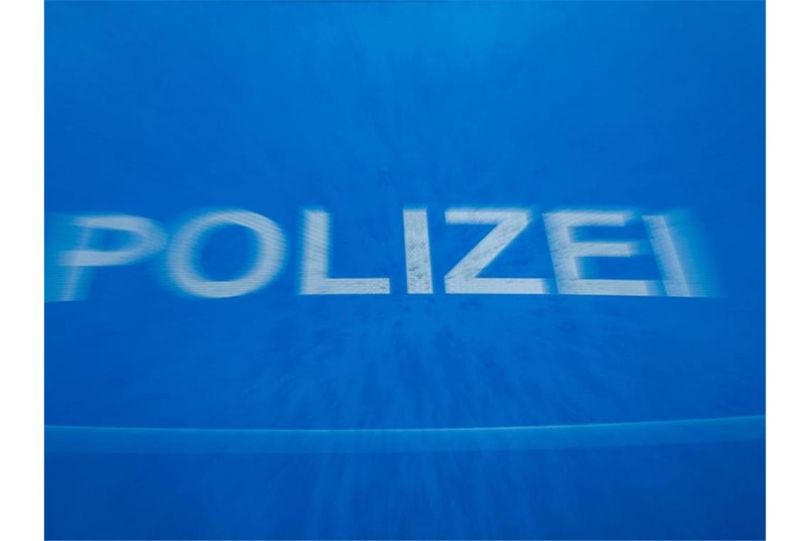 Knapp 5300 Verstöße gegen Corona-Regeln am Wochenende Schriftzug „Polizei“ auf der Motorhaube eines Funkstreifenwagens. Foto: Jens Büttner/dpa-Zentralbild/dpa/Symbolbild