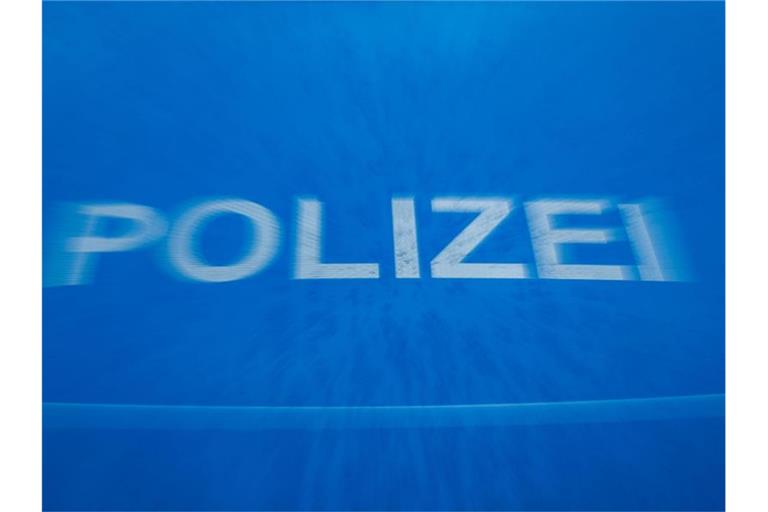 Schriftzug „Polizei“ auf der Motorhaube eines Funkstreifenwagens. Foto: Jens Büttner/dpa-Zentralbild/dpa/Symbolbild