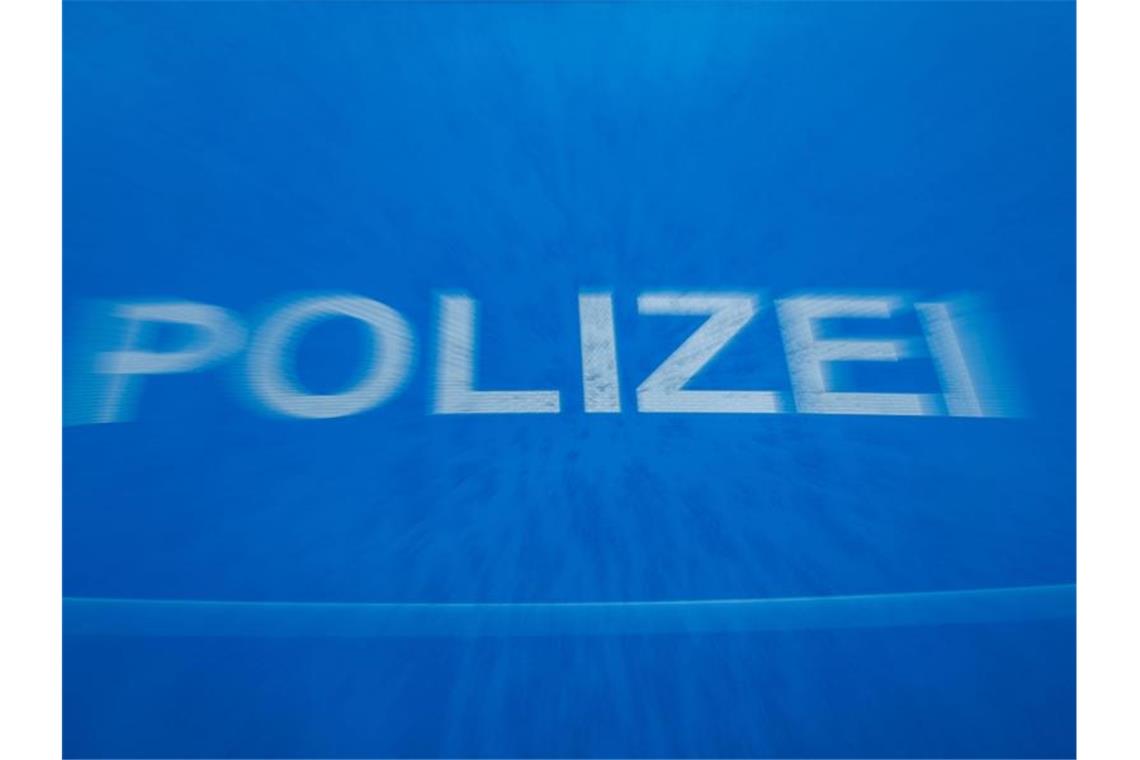 Schriftzug „Polizei“ auf der Motorhaube eines Funkstreifenwagens. Foto: Jens Büttner/dpa-Zentralbild/dpa/Archivbild
