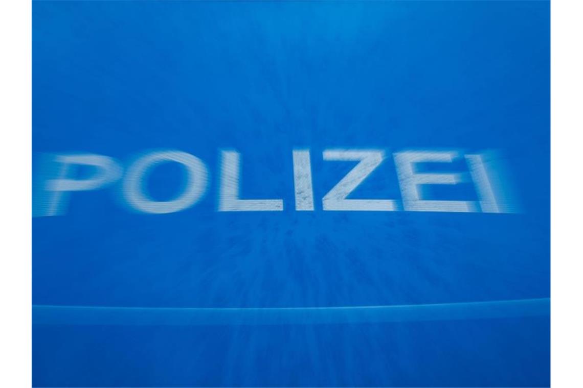 Wassersportlerinnen geraten auf dem Bodensee in Not Schriftzug „Polizei“ auf der Motorhaube eines Funkstreifenwagens. Foto: Jens Büttner/dpa-Zentralbild/dpa/Symbolbild