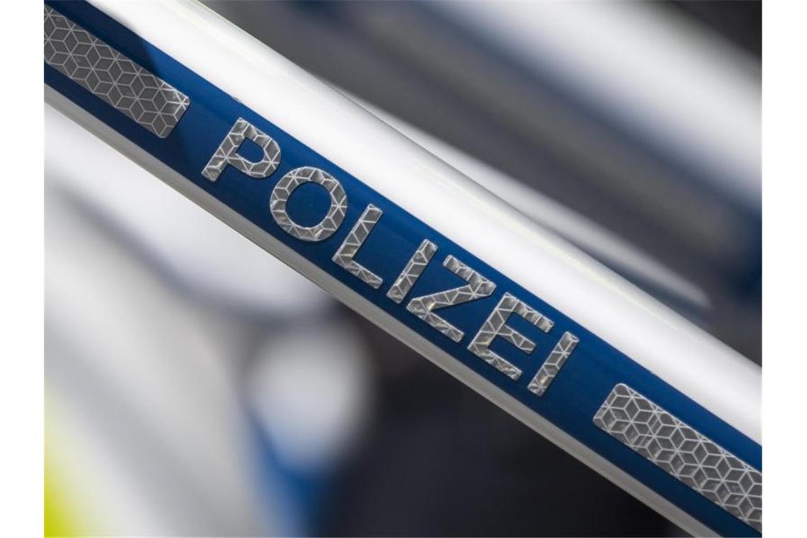 Schriftzug "Polizei". Foto: Boris Roessler/dpa/Archivbild