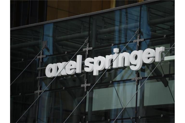 Schriftzug von Axel Springer an der Zentrale in Berlin. Foto: Sven Braun