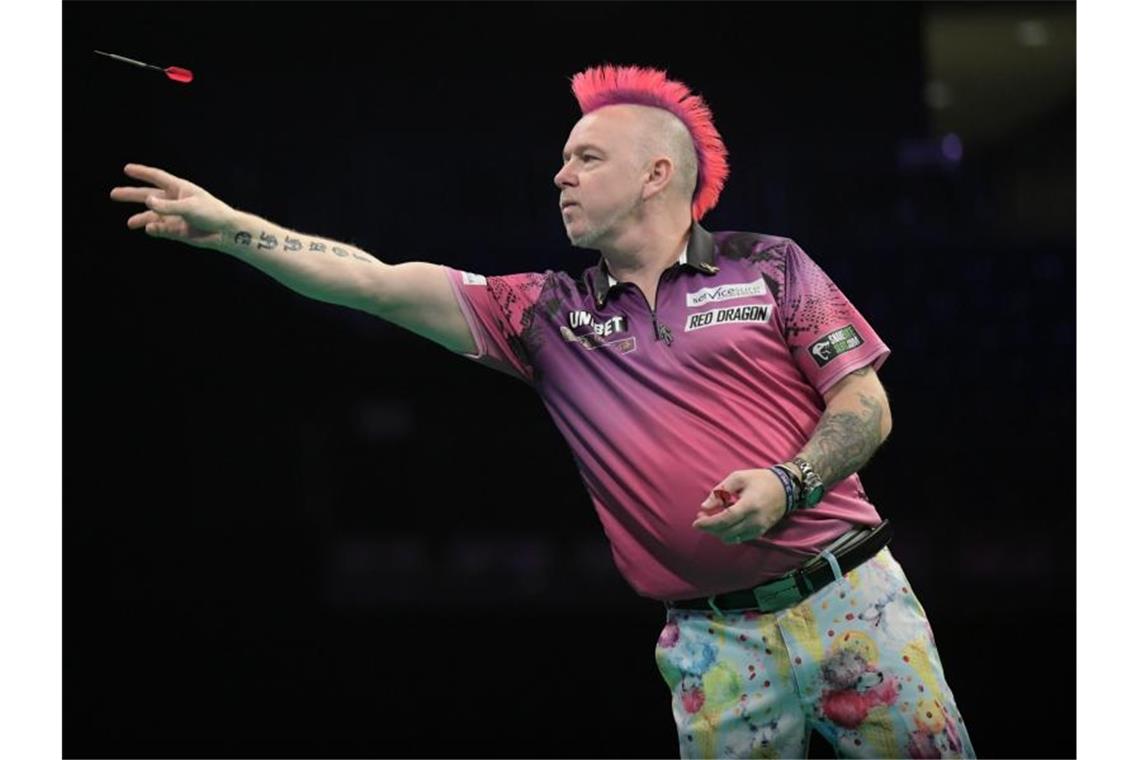 Price, Cross und Co.: Viele Herausforderer für van Gerwen Schrill und bunt: Peter Wright. Foto: Jörg Carstensen/dpa