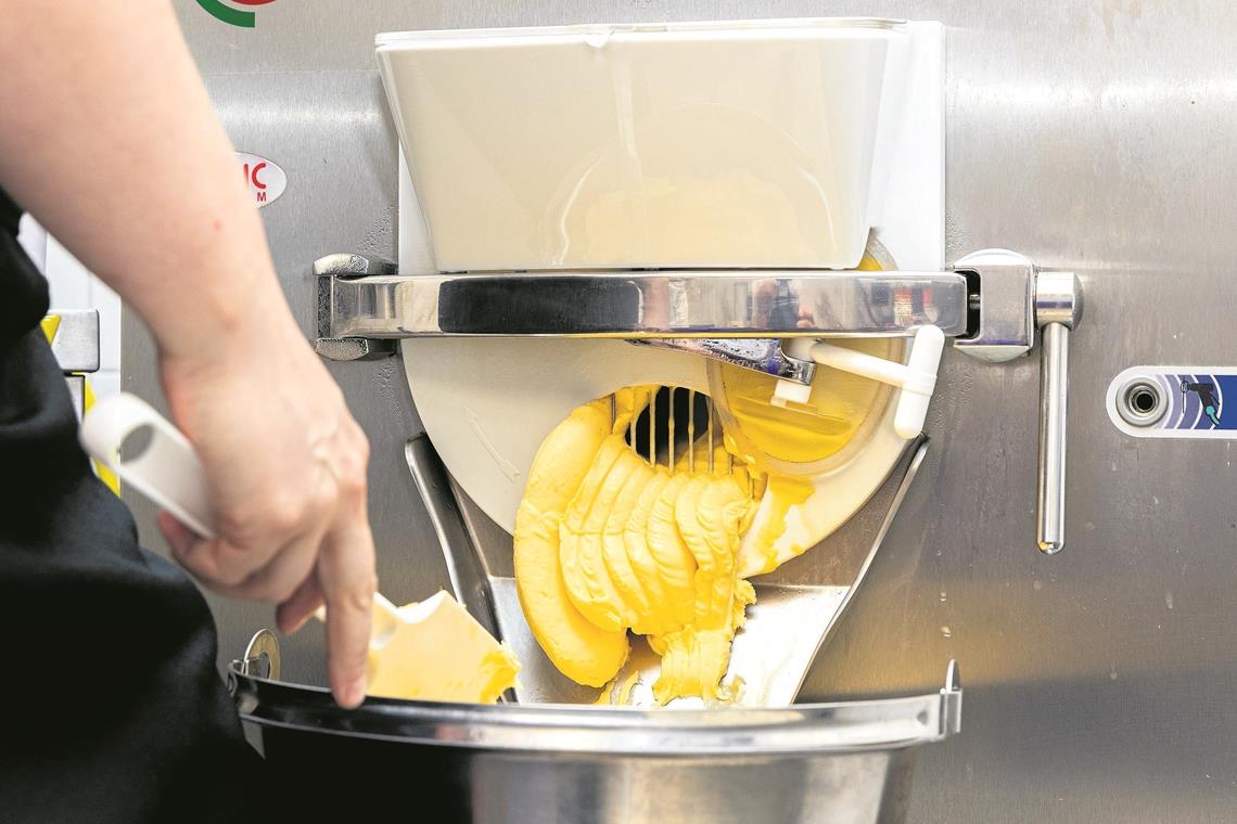 Schritt 2: Das Püree kommt in die Eismaschine, wird auf etwa minus sechs Grad gekühlt und dabei stetig gerührt. Nach wenigen Minuten kommt cremiges Fruchteis aus der Maschine.