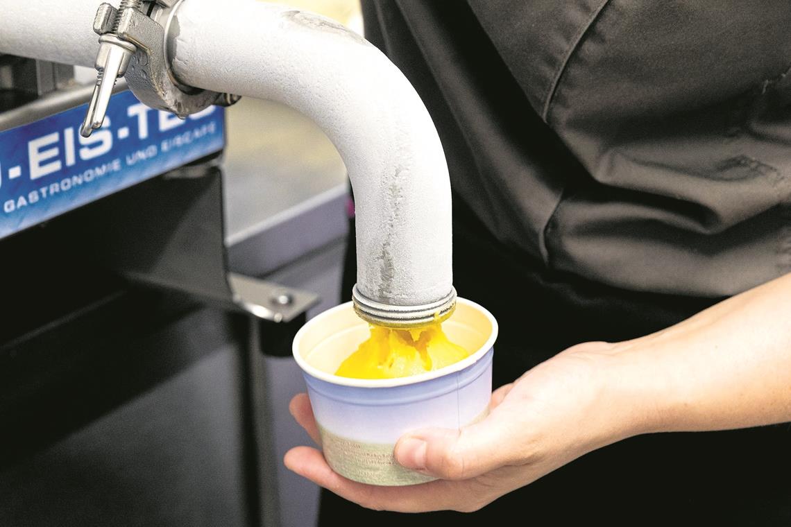 Vanille und Schokolade gehen immer Schritt 3: Das fertige Eis wird mit Druckluft in die Becher gefüllt und ist verzehrbereit.