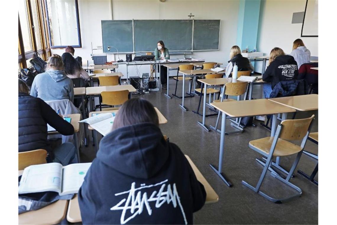 Lehrer warnen vor Gesundheitsgefahren bei Schulöffnungen Schüler arbeiten in einem Klassenraum. Foto: Oliver Berg/dpa/Symbolbild