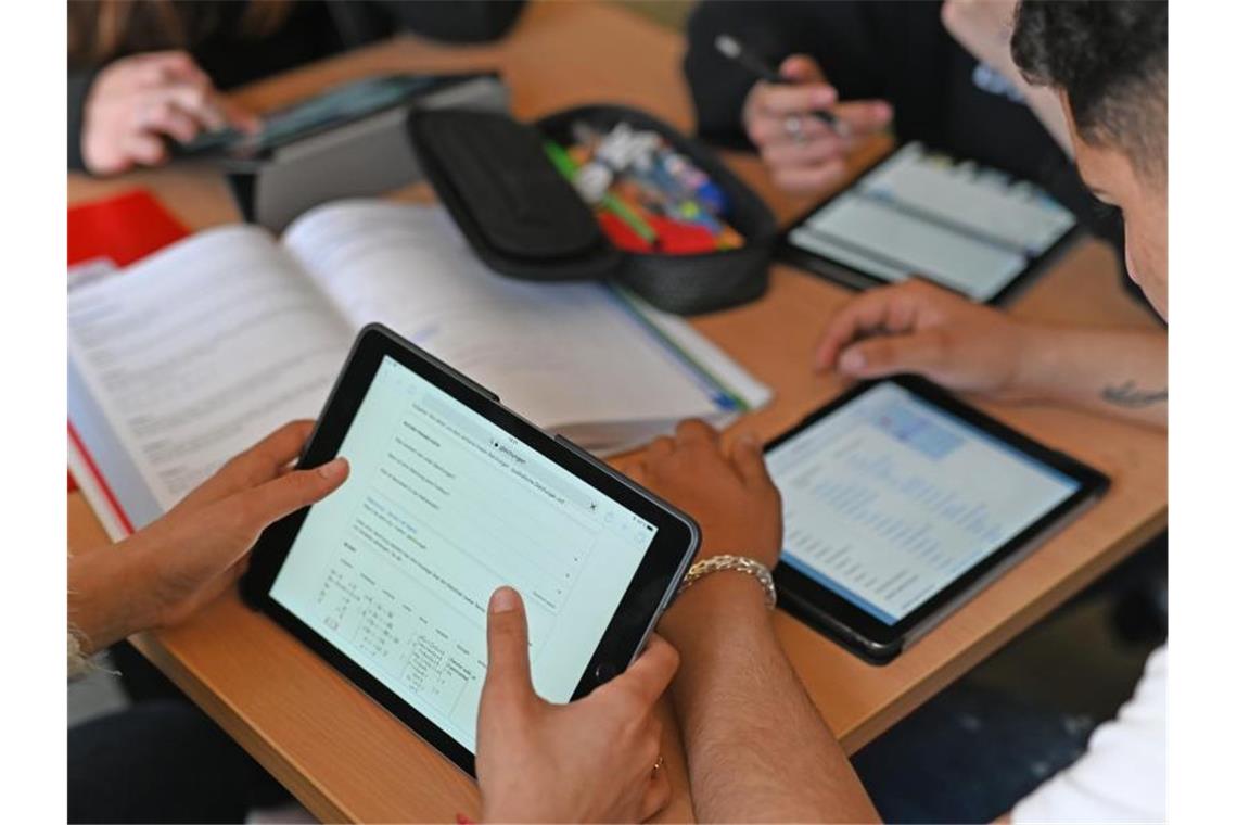 Schüler arbeiten in einer Unterrichtsstunde mit Tablets. Foto: Uli Deck/dpa/Symbolbild