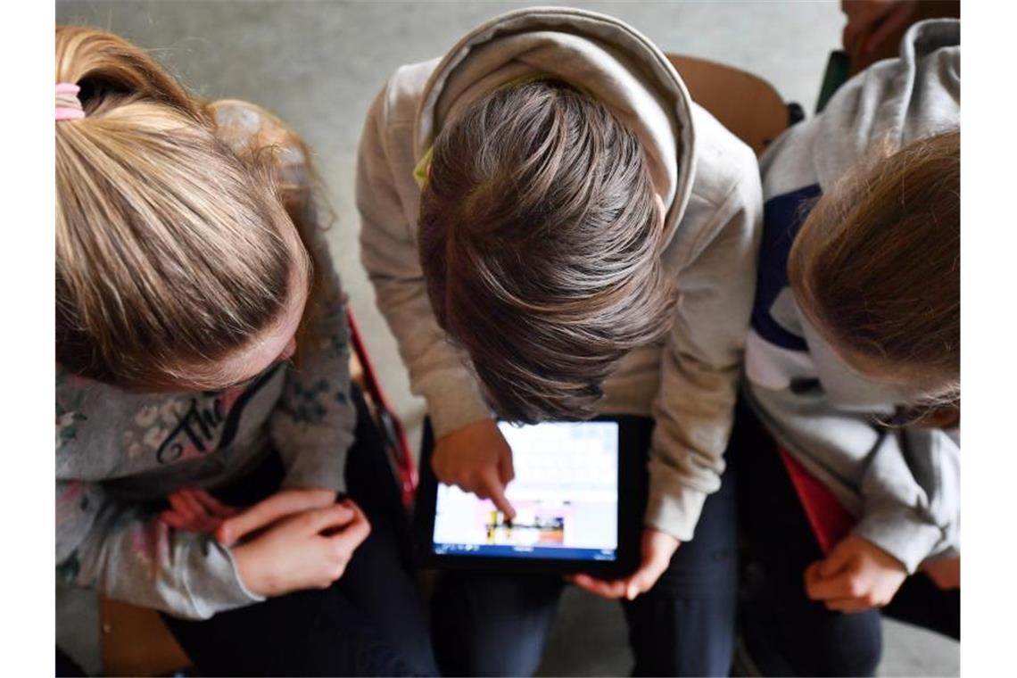 Schüler arbeiten mit einem Tablet. Die Videoplattform Youtube dürfte eine der meistgenutzten Apps auf Smartphones von Kindern und Jugendlichen sein. Foto: Martin Schutt