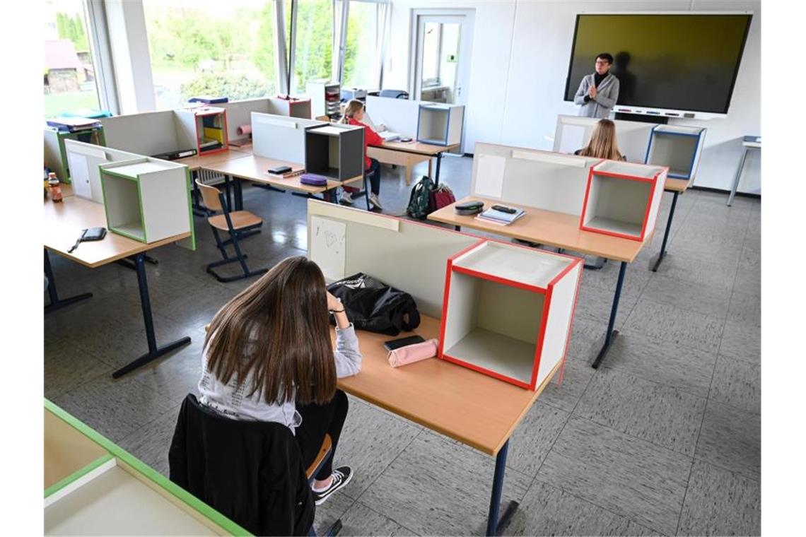 Verband: Räume und Lehrer fehlen für Präsenzunterricht Schüler der Abschlussklasse sitzen in einer Schule in Baienfurt im Klassenzimmer. Foto: Felix Kästle/dpa/Archivbild