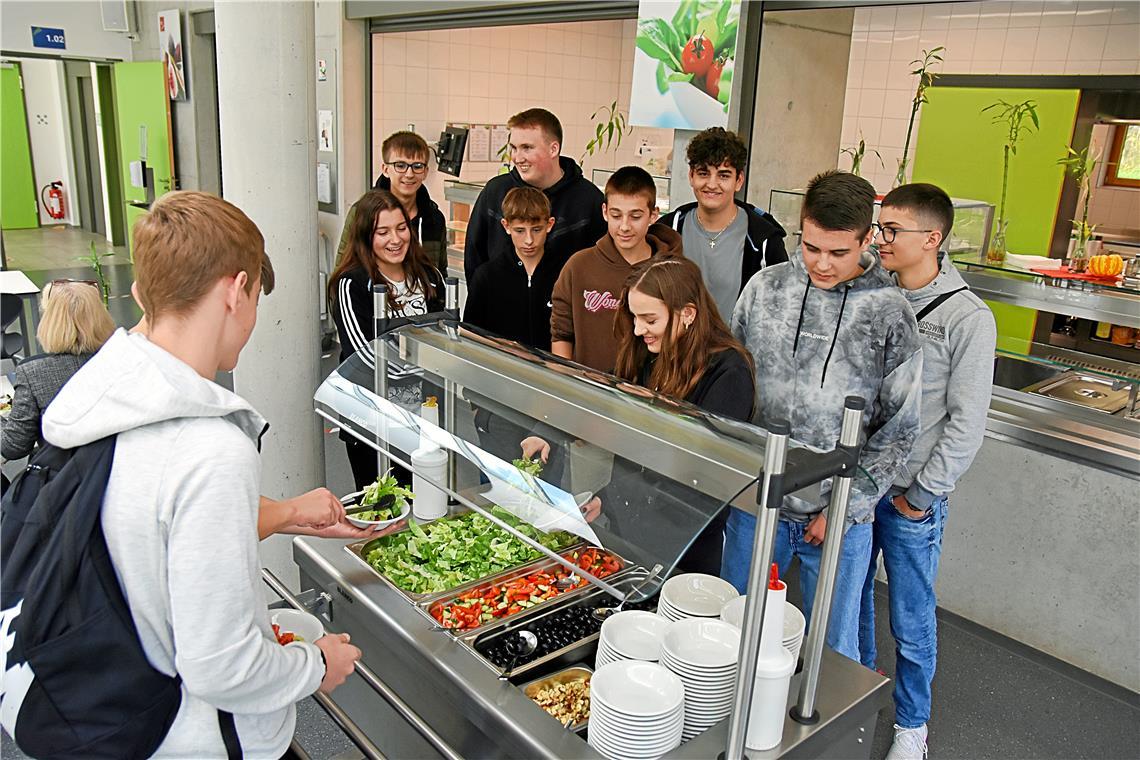 Schüler der Schickhardt-Realschule bedienen sich an der Salatbar in der Mensa „Schicke Möhre“. Archivfoto: Tobias Sellmaier