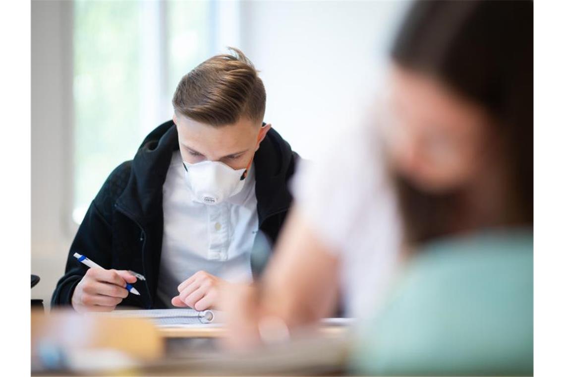 Wieder Maskenpflicht für Schüler im Unterricht in NRW Schüler des Informatik-Grundkurses des Abiturjahrgangs am Carolus-Magnus-Gymnasium in NRW. Foto: Jonas Güttler/dpa