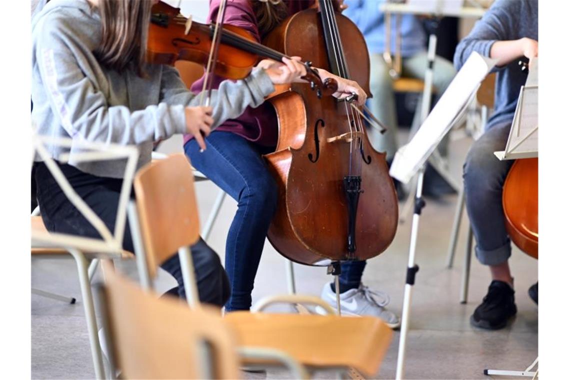 Schüler des Melanchthon-Gymnasium, aufgenommen bei einer Probe des Kammerorchesters an der Schule. Foto: Uli Deck/dpa/Archivbild